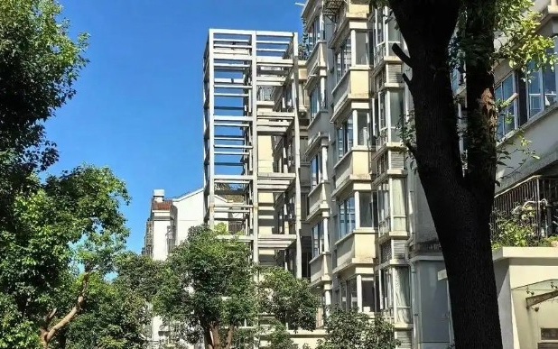 上海加装电梯烂尾困局：锈蚀钢架成“钉子户”，60万损失无人担责​