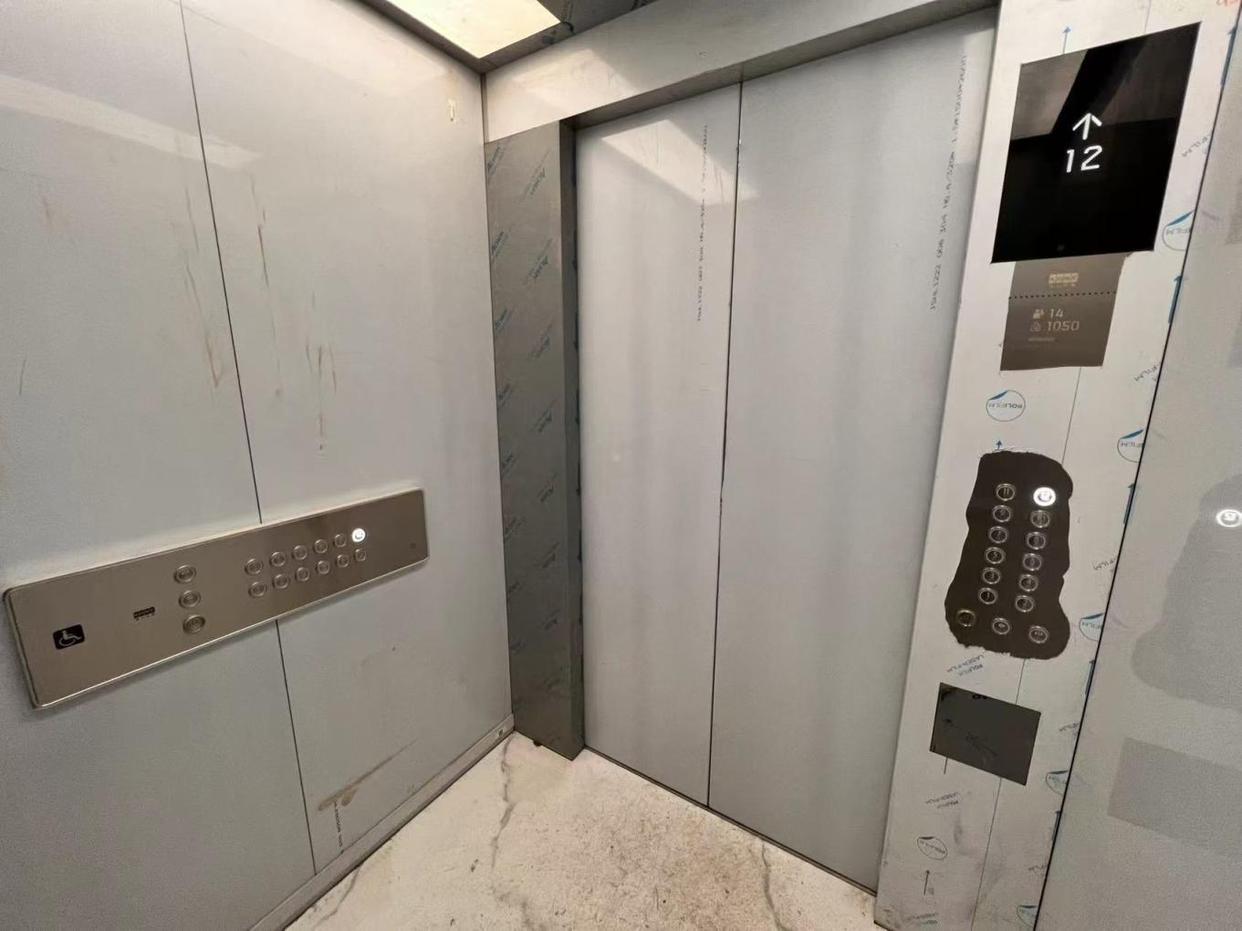 老电梯“瘫痪”4年重获“新生”，162户居民重回双梯运行