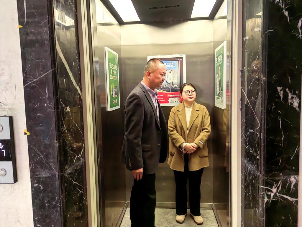 “高龄”电梯换新！12楼只分摊280元，青岛市李沧区百通馨苑小区完成56部电梯更新