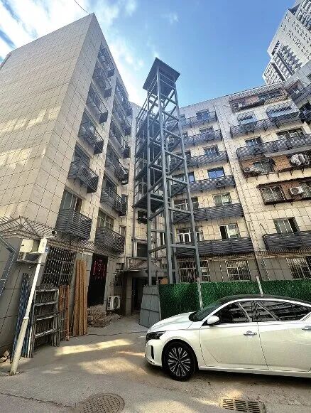 西安一小区加装电梯开始施工,部分业主称不知情,与小区物业发生争执,住建局:施工暂停,重新征集民意