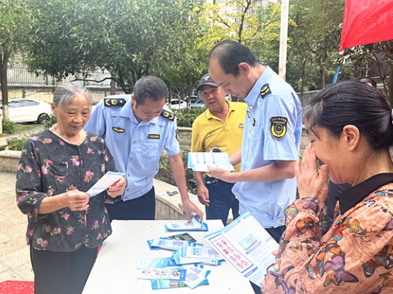 守护上上下下的安全!湖北省大冶市市场监管局联合开展“电梯你检我点”进小区活动