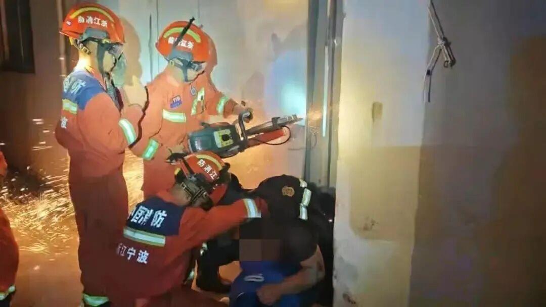 电梯开门后看到这些情况 千万别进→
