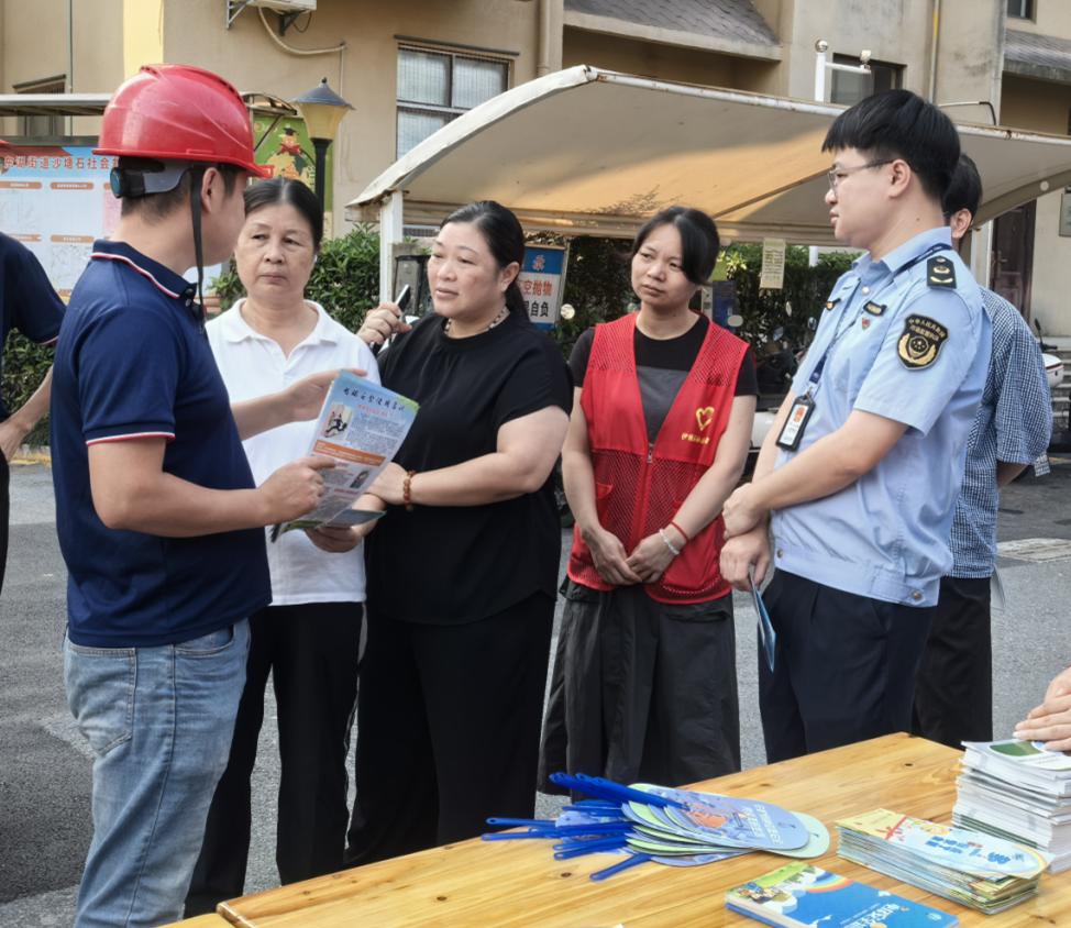 江西省鹰潭市月湖区市场监管局联合开展电梯应急救援演练