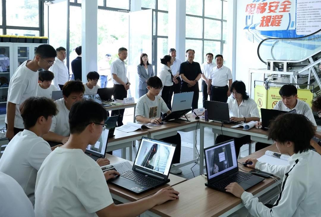 “标”出一部会思考的电梯！探访我省首...